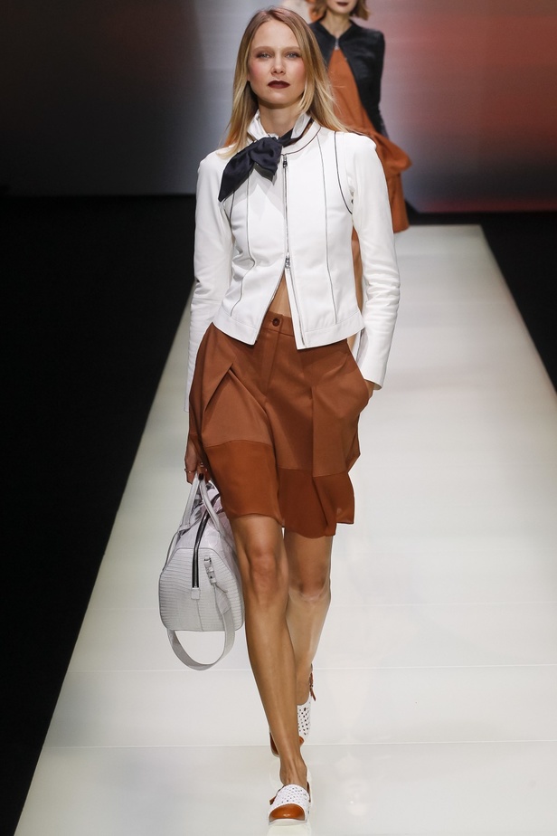 Emporio Armani يُحيي موضة البرمودا والقصّات الذكورية