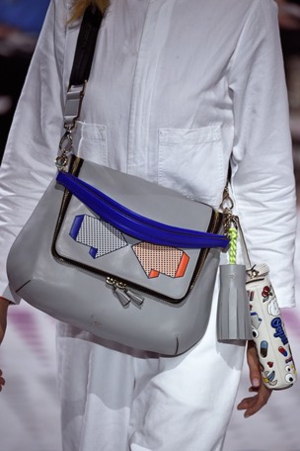 "الحقائب أيضاً لها مشاعر" في عرض Anya Hindmarch