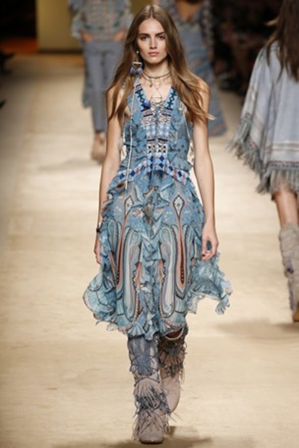 تصاميم Etro تحاكي المرأة العصرية والغجرية