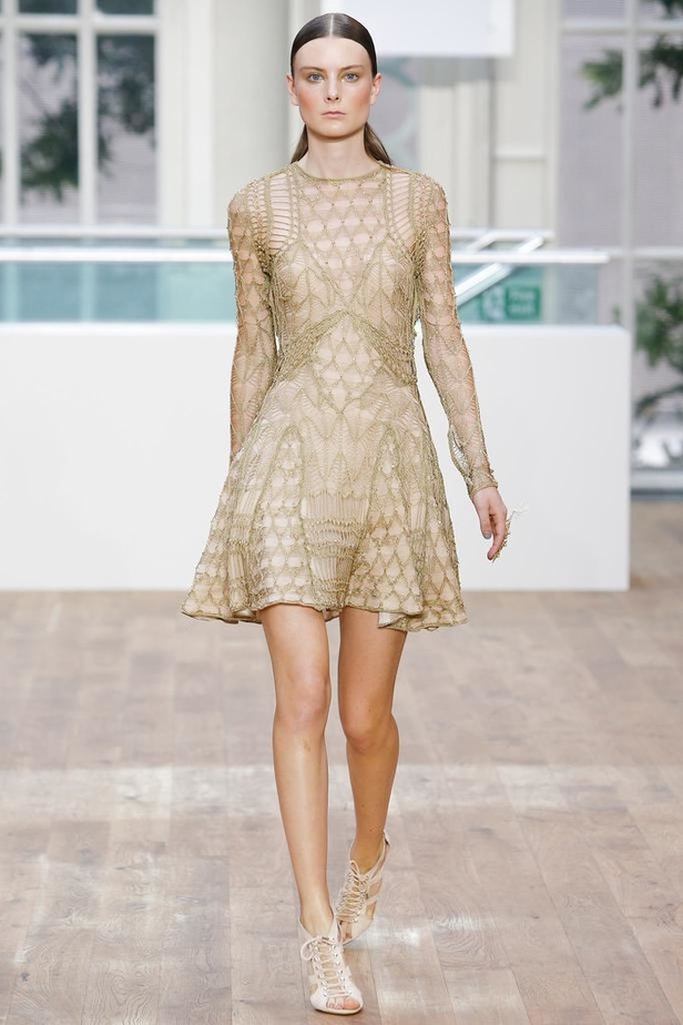 القصات المستقيمة تحمل توقيع جوليان ماكدونالد