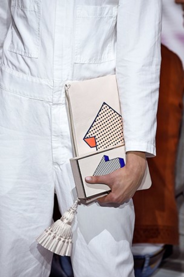 "الحقائب أيضاً لها مشاعر" في عرض Anya Hindmarch