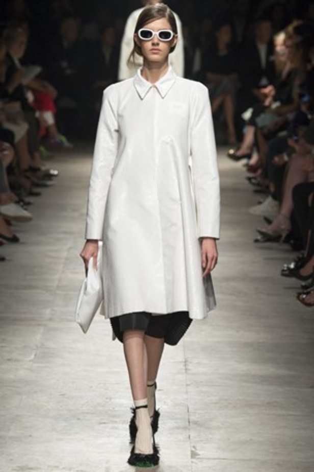 أناقة Rochas تنضح بجمال الأبيض والأسود