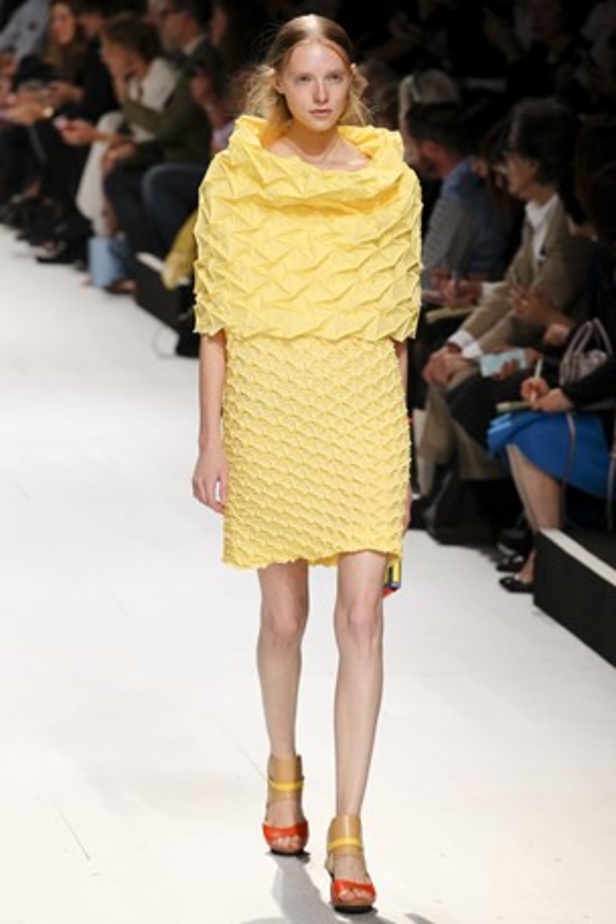 لمسات عصرية ومضلّعة في عرض  ISSEY MIYAKE
