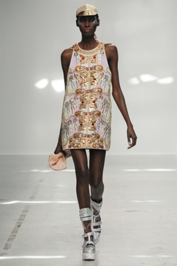 ورود ونقوش ملكية تحاكي مجموعة MANISH ARORA