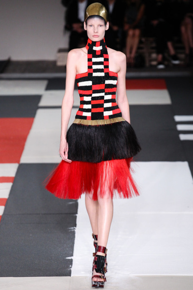 Alexander McQueen خطوط مستوحاة من الطراز الروماني