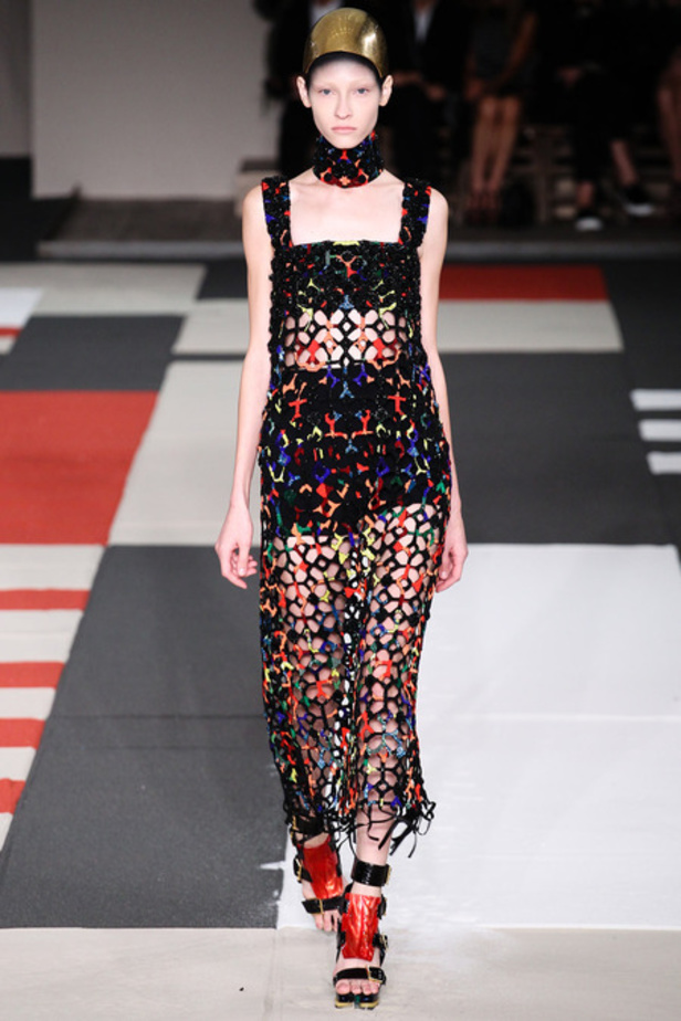 Alexander McQueen خطوط مستوحاة من الطراز الروماني