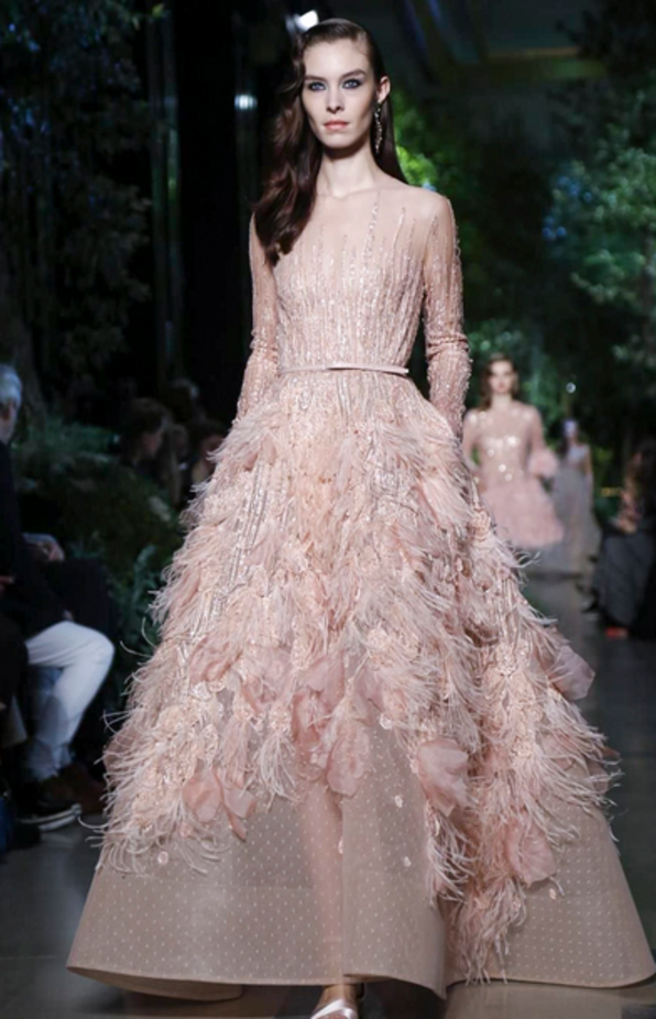 Elie Saab يمنح سندريلا سحر شهرزاد