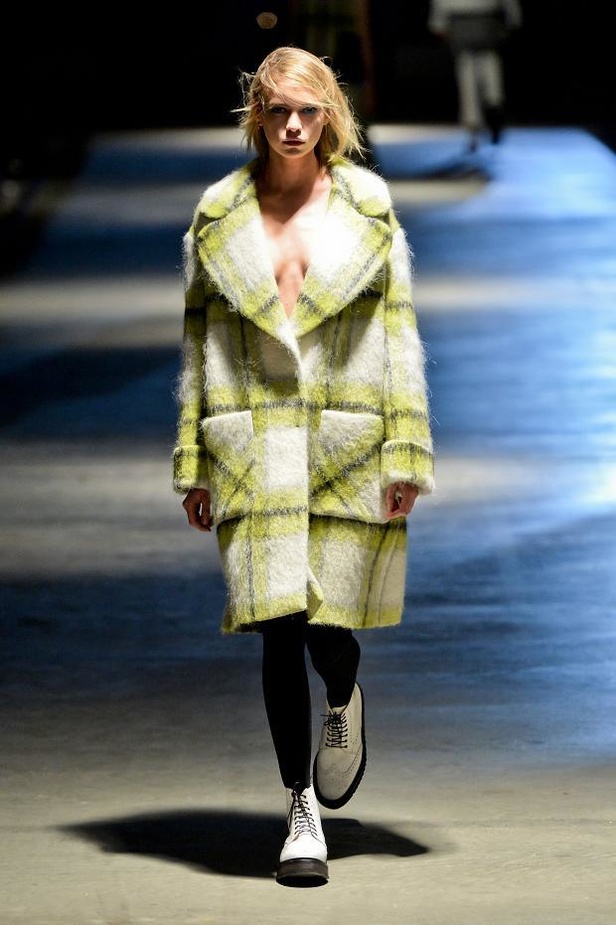 أزياء Giles... تفاصيل صغيرة تصنع الدهشة