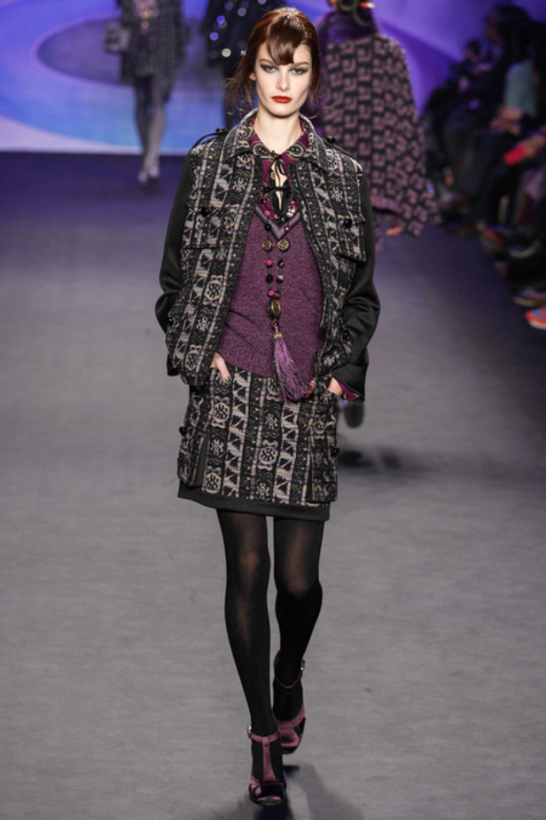 Anna Sui تجمع بين الأناقة والجرأة
