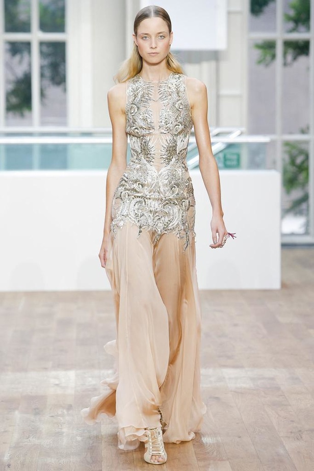 القصات المستقيمة تحمل توقيع جوليان ماكدونالد