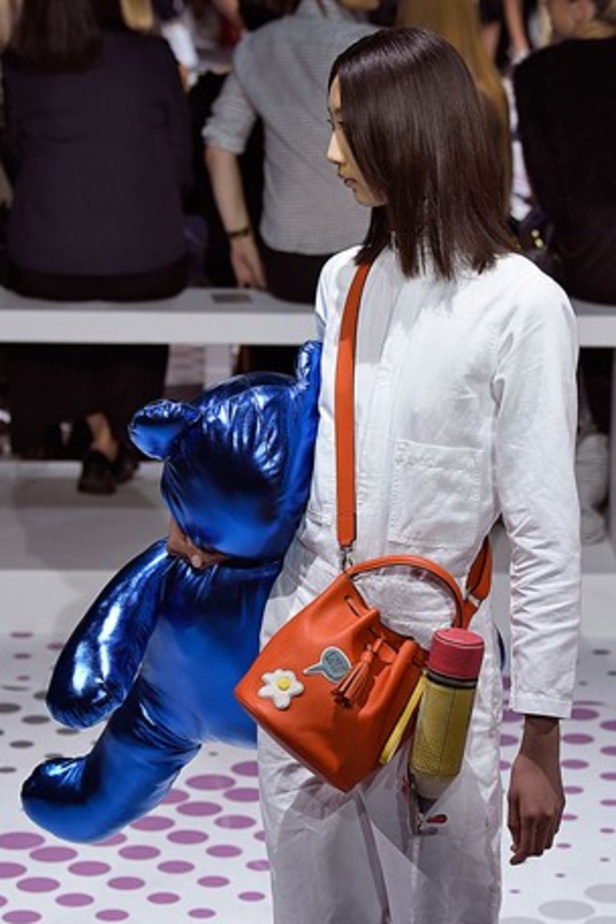 "الحقائب أيضاً لها مشاعر" في عرض Anya Hindmarch