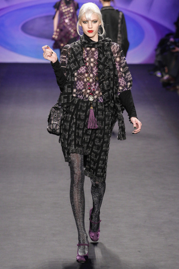 Anna Sui تجمع بين الأناقة والجرأة