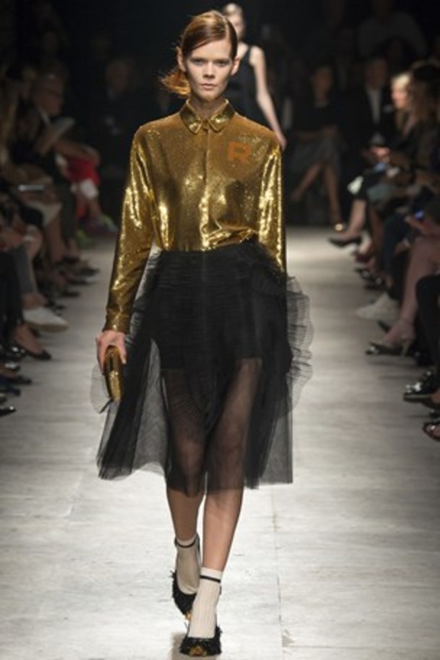 أناقة Rochas تنضح بجمال الأبيض والأسود