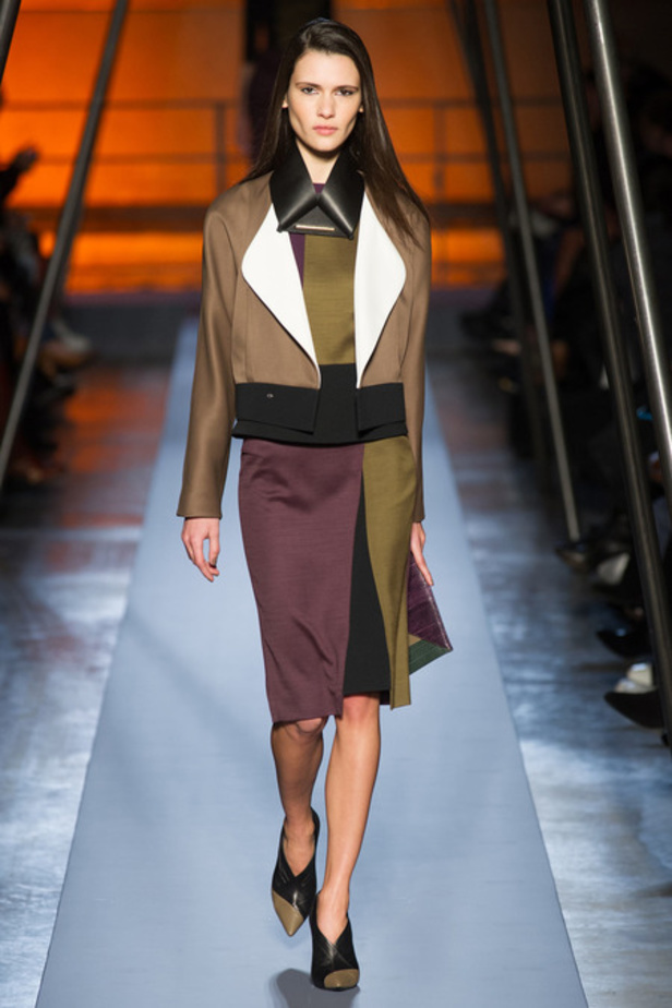 Roland Mouret خريف غير عادي بالأحمر 