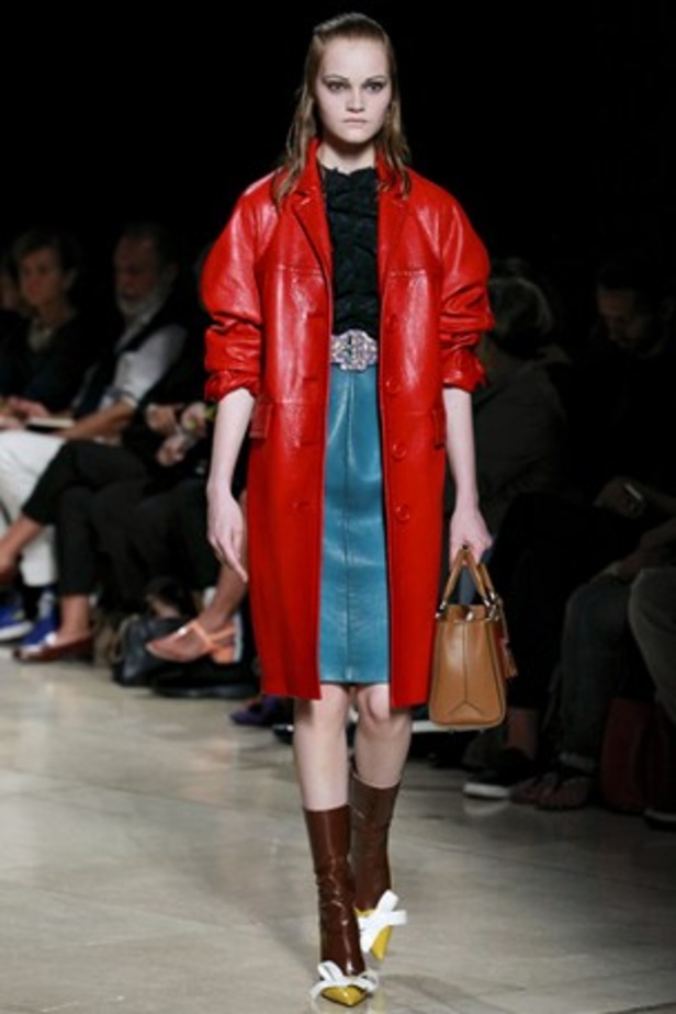 معاطف جلدية وسترات قصيرة في عرض  Miu Miu