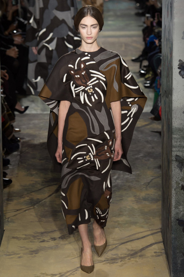  Valentino لمسات راقية وأناقة جاهزة