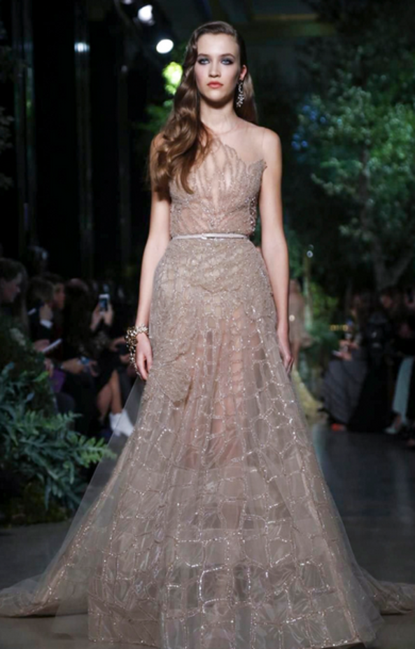 Elie Saab يمنح سندريلا سحر شهرزاد