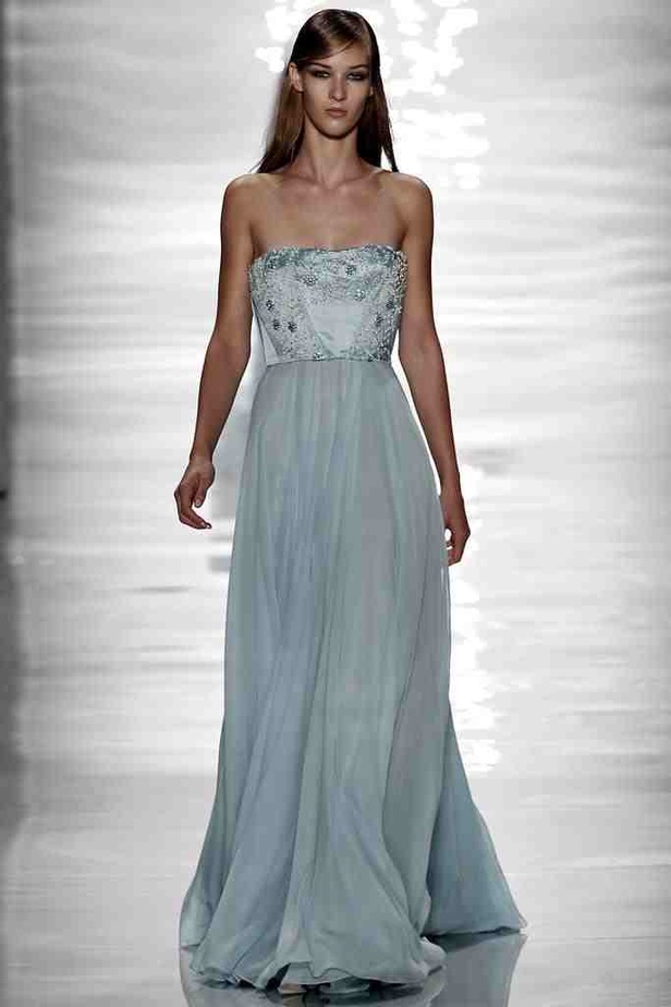 REEM ACRA تغزل الأنوثة بخيوط رومانسية