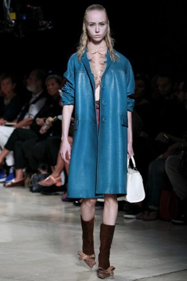 معاطف جلدية وسترات قصيرة في عرض  Miu Miu