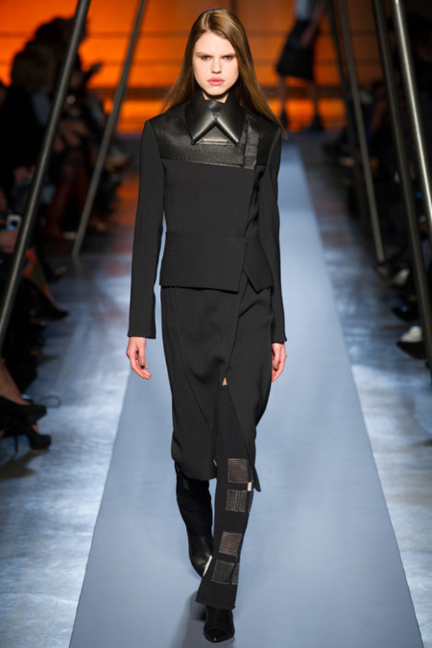 Roland Mouret خريف غير عادي بالأحمر 