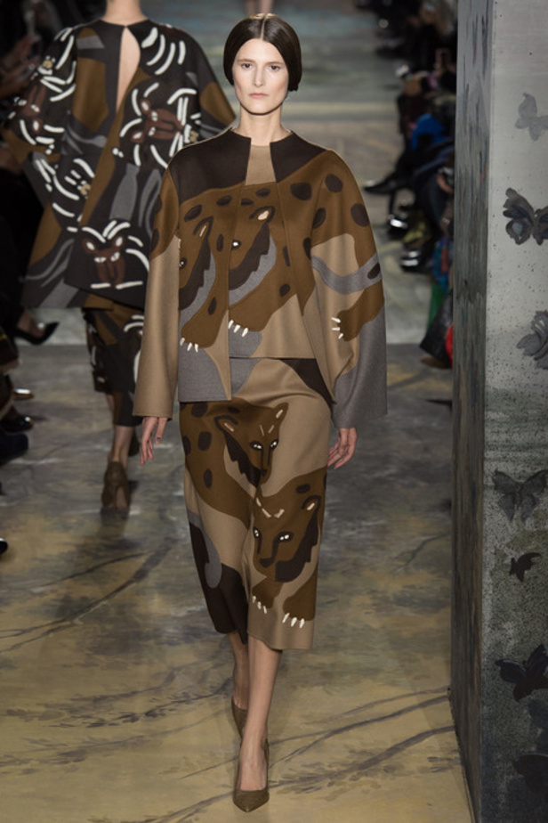  Valentino لمسات راقية وأناقة جاهزة