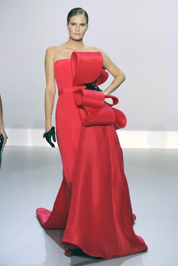 Ralph & Russo مجموعة حالمة تعيدنا الى العصر الذهبي