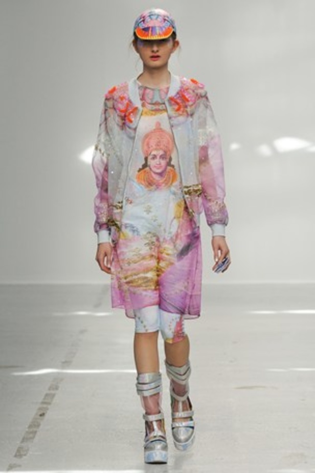 ورود ونقوش ملكية تحاكي مجموعة MANISH ARORA