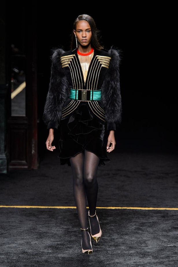 حقبة السبعينات تعجّ بالألوان في مجموعة Balmain