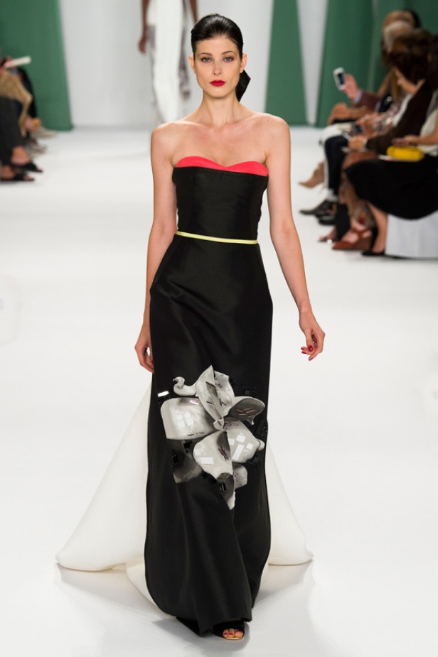 كارولينا هيريرا تنعش الصيف بأرقى الألوان والأزهار