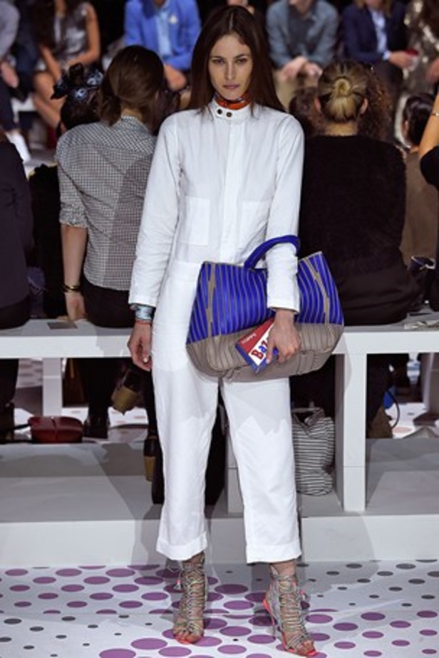 "الحقائب أيضاً لها مشاعر" في عرض Anya Hindmarch