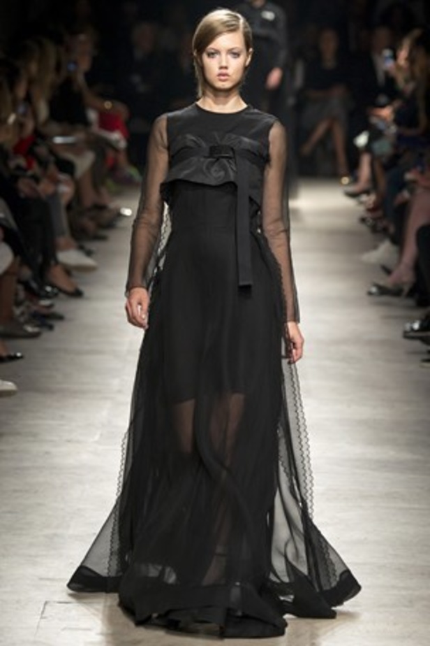 أناقة Rochas تنضح بجمال الأبيض والأسود