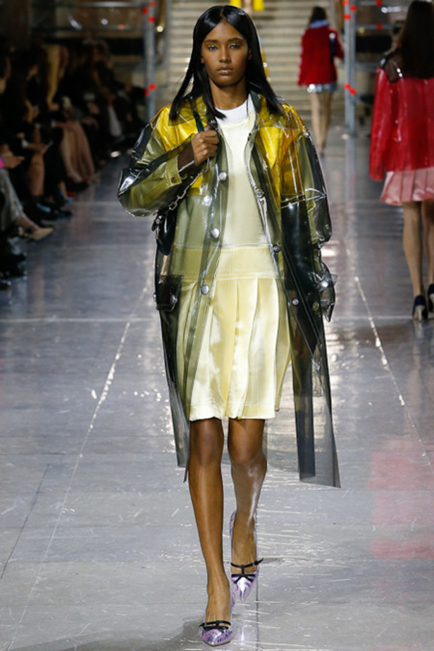 خريف Miu Miu... جمال بألوان السماء السبعة