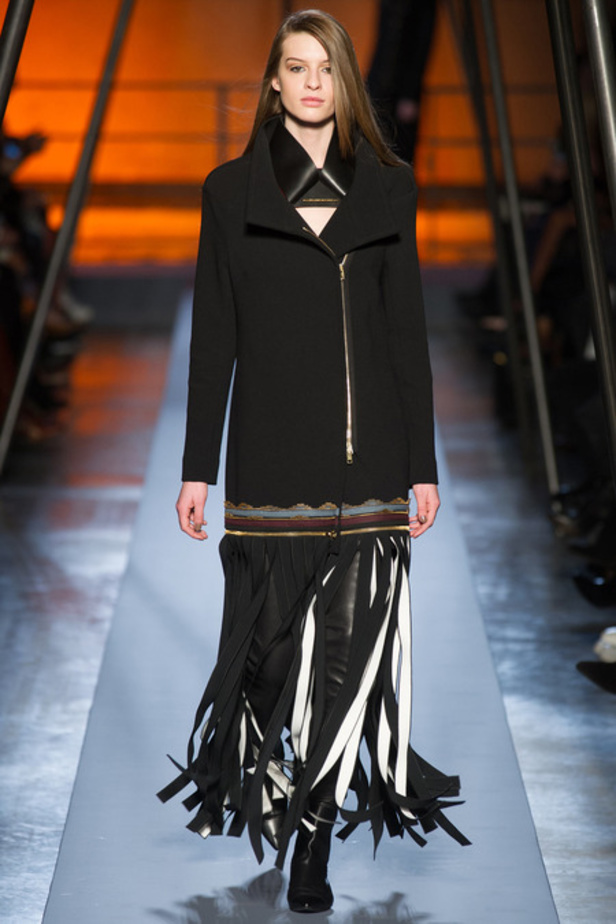 Roland Mouret خريف غير عادي بالأحمر 