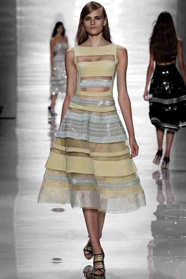 REEM ACRA تغزل الأنوثة بخيوط رومانسية