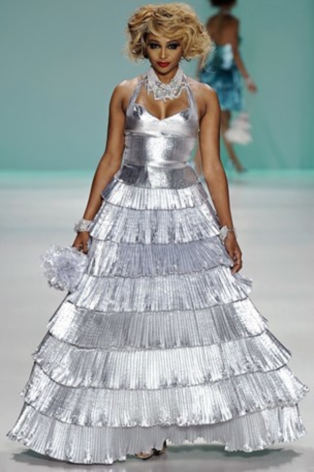 تصاميم بيتسي جونسون لا تخلو من الجنون والمرح