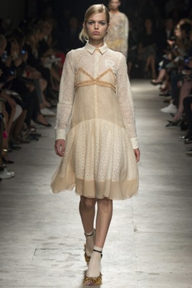 أناقة Rochas تنضح بجمال الأبيض والأسود