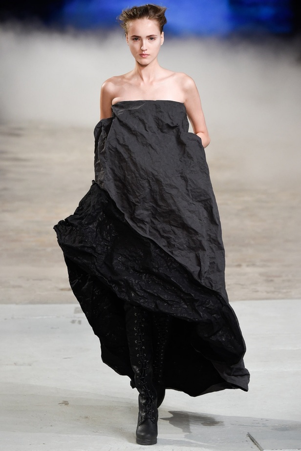 غيوم سوداء تتلبد في ربيع A.F. Vandevorst