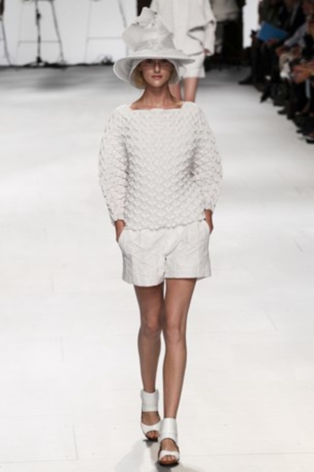 لمسات عصرية ومضلّعة في عرض  ISSEY MIYAKE