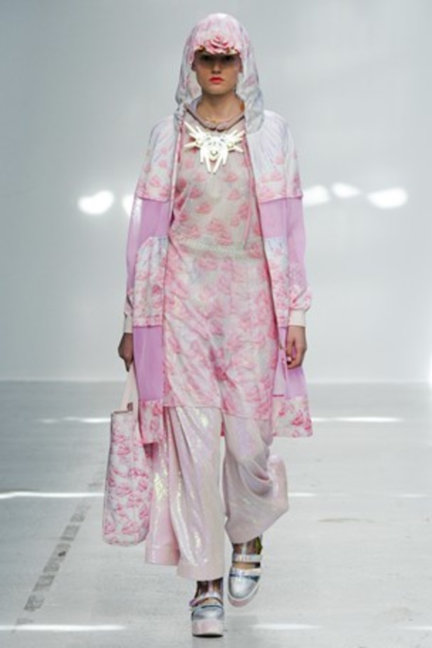 ورود ونقوش ملكية تحاكي مجموعة MANISH ARORA