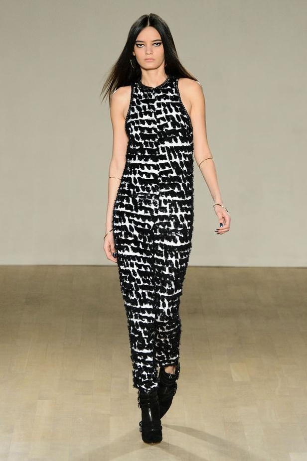 مجموعة Issa تتناغم بين الشراريب والأشكال الهندسية