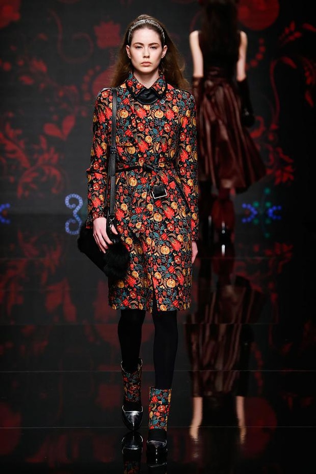 لمسات الفرو والشراريب تغمر عروض Aigner