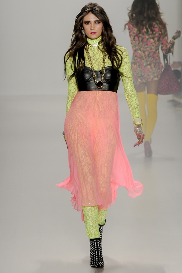 أجواء الثمانينيات في عرض Betsey Johnson