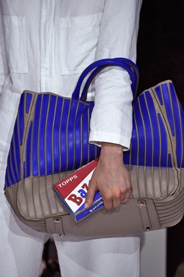 "الحقائب أيضاً لها مشاعر" في عرض Anya Hindmarch