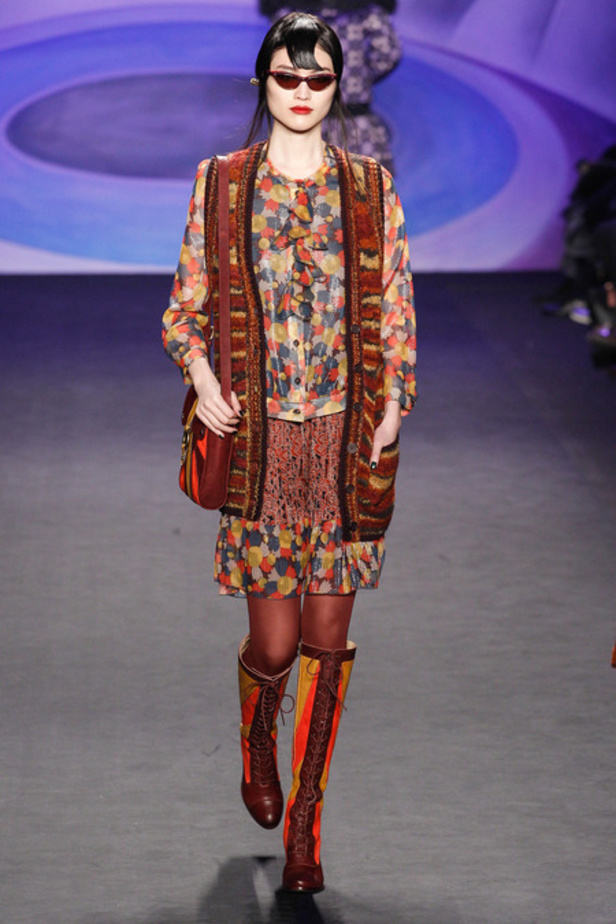 Anna Sui تجمع بين الأناقة والجرأة