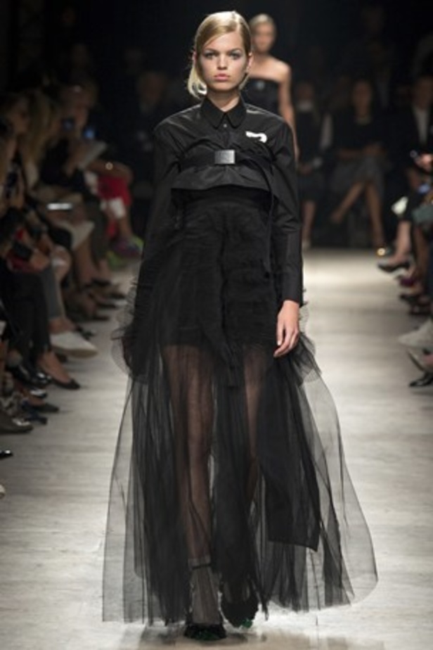 أناقة Rochas تنضح بجمال الأبيض والأسود