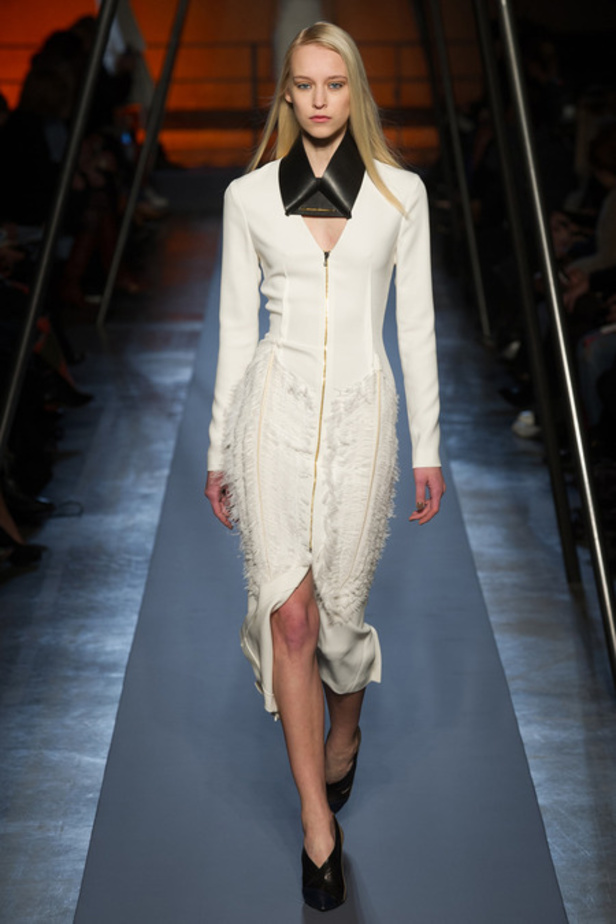 Roland Mouret خريف غير عادي بالأحمر 