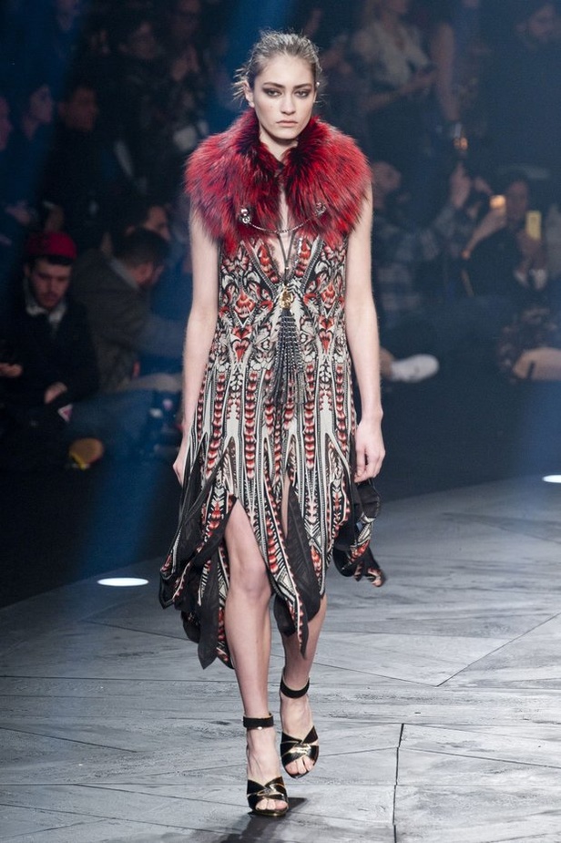 Roberto Cavalli... أناقة بسحر الغابات الاستوائية