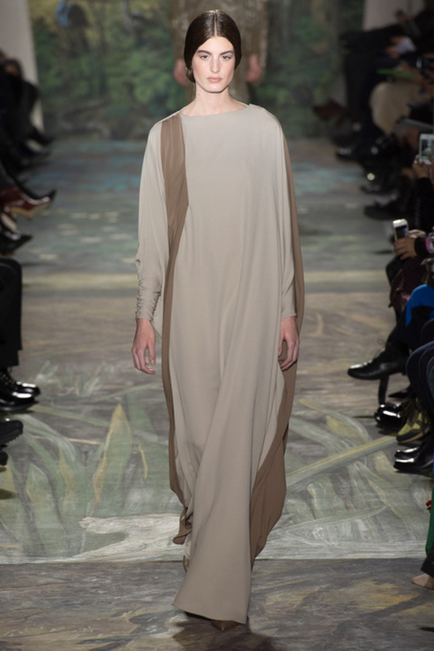  Valentino لمسات راقية وأناقة جاهزة