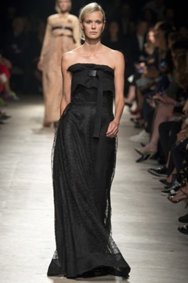 أناقة Rochas تنضح بجمال الأبيض والأسود