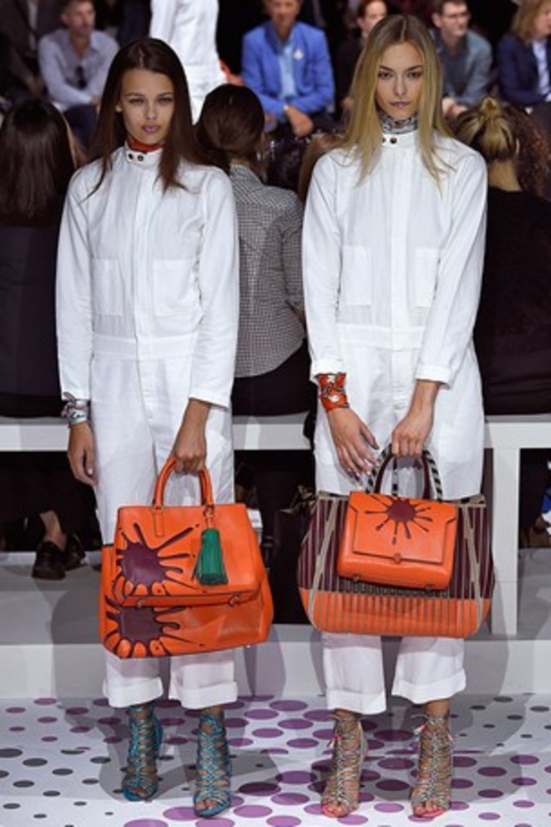 "الحقائب أيضاً لها مشاعر" في عرض Anya Hindmarch